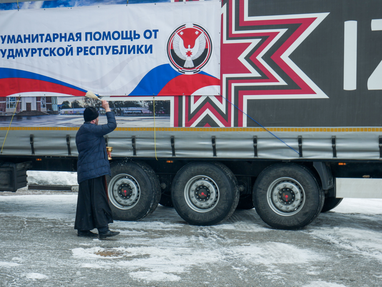 Священники Сарапульской епархии благословили гуманитарный груз, собранный  для жителей ДНР и ЛНР | 03.03.2022 | Сарапул - БезФормата