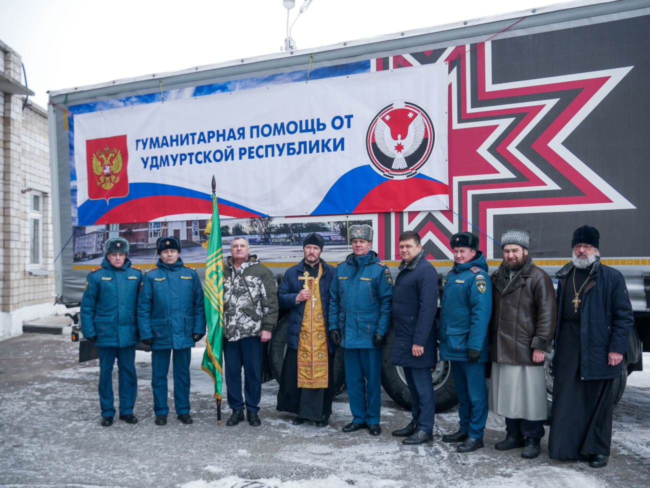 Священники Сарапульской епархии благословили гуманитарный груз, собранный  для жителей ДНР и ЛНР | 03.03.2022 | Сарапул - БезФормата