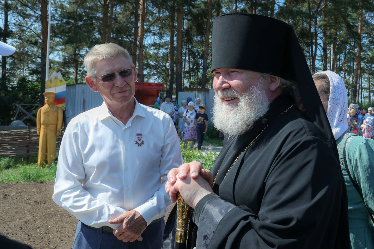 Епископ Павел поздравил семейные пары Малой Пурги | 09.07.2023 | Сарапул -  БезФормата