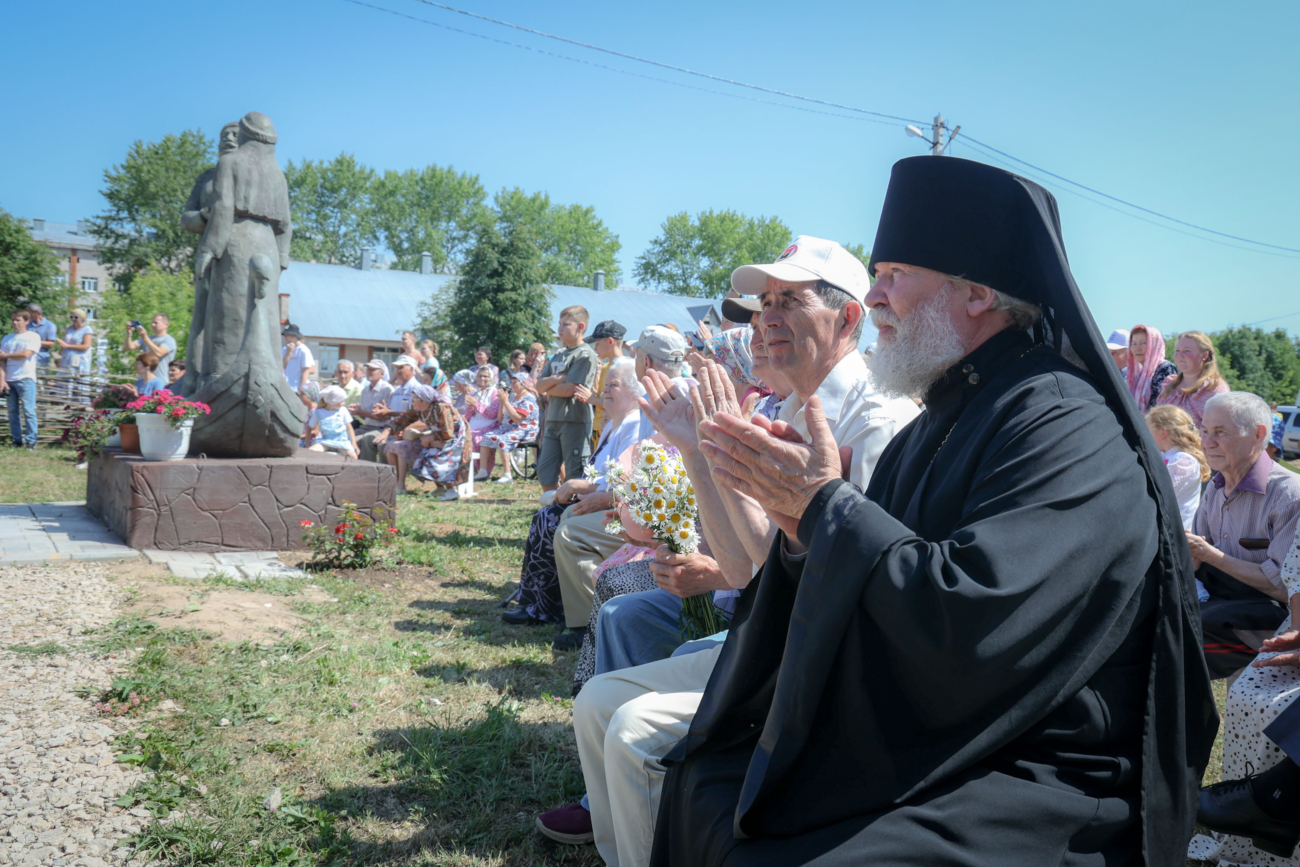 Епископ Павел поздравил семейные пары Малой Пурги | 09.07.2023 | Сарапул -  БезФормата