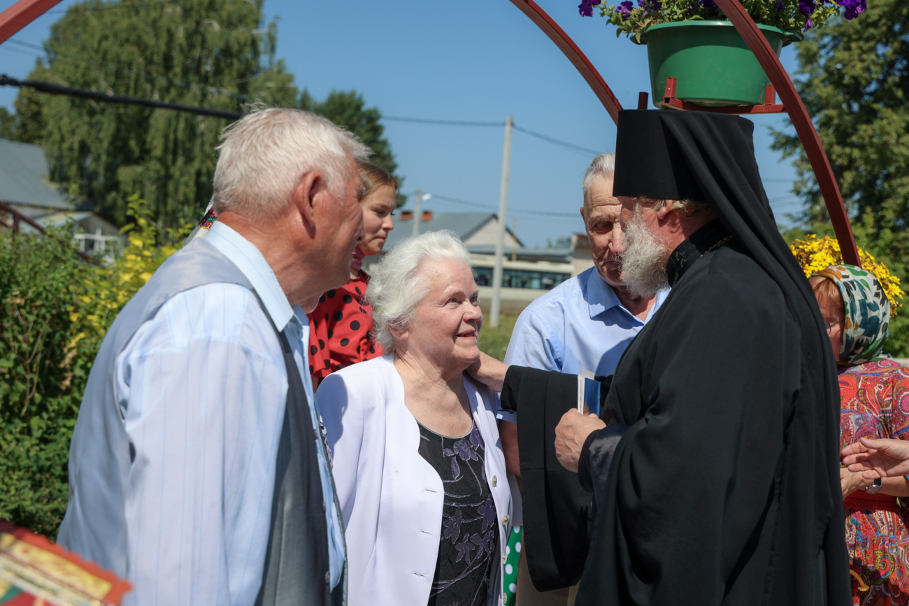 Епископ Павел поздравил семейные пары Малой Пурги | 09.07.2023 | Сарапул -  БезФормата