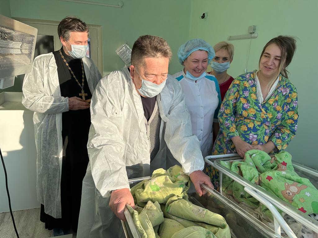 Представители епархии посетили Сарапульский роддом | 06.01.2024 | Сарапул -  БезФормата